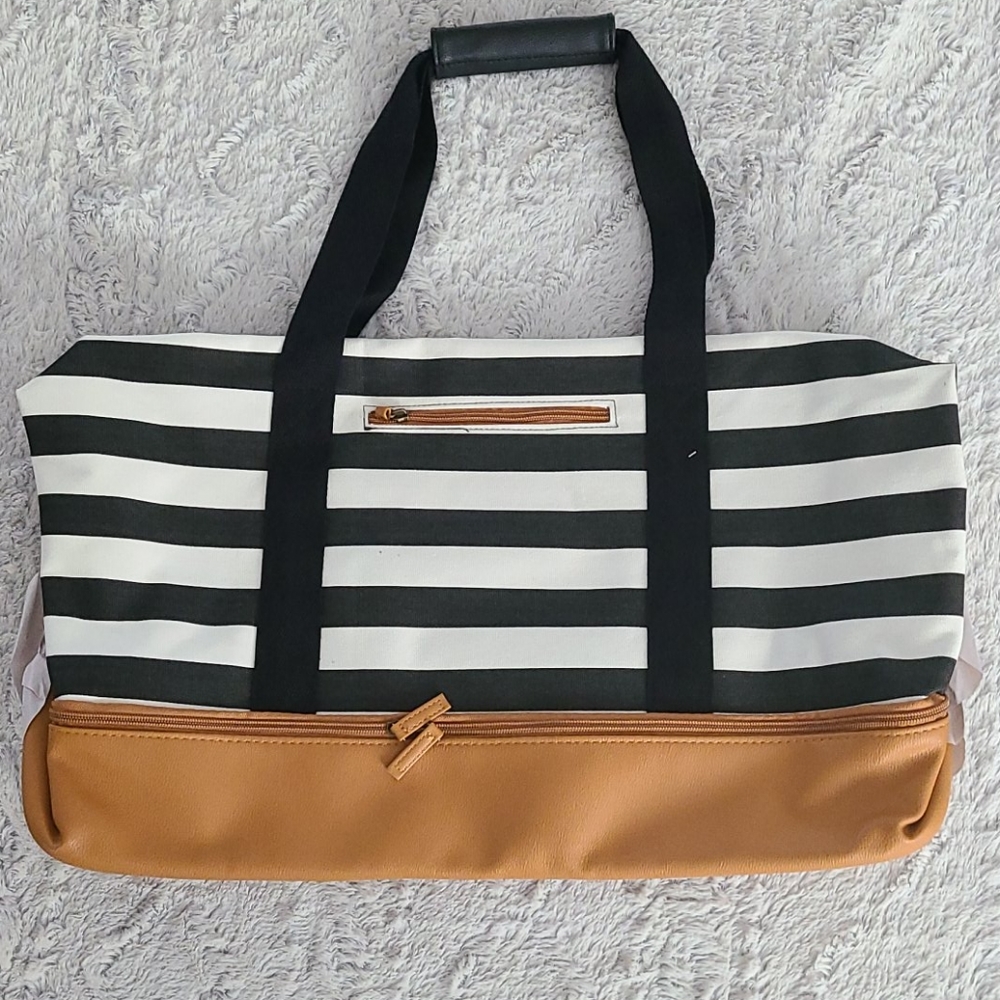 Weekender duffle with separate shoe compartment